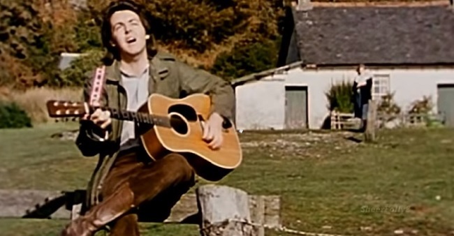 Sir Paul McCarney performing Mull of Kintyre 