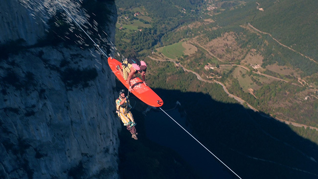 Surfing the line (Photo: Hello Emotion)