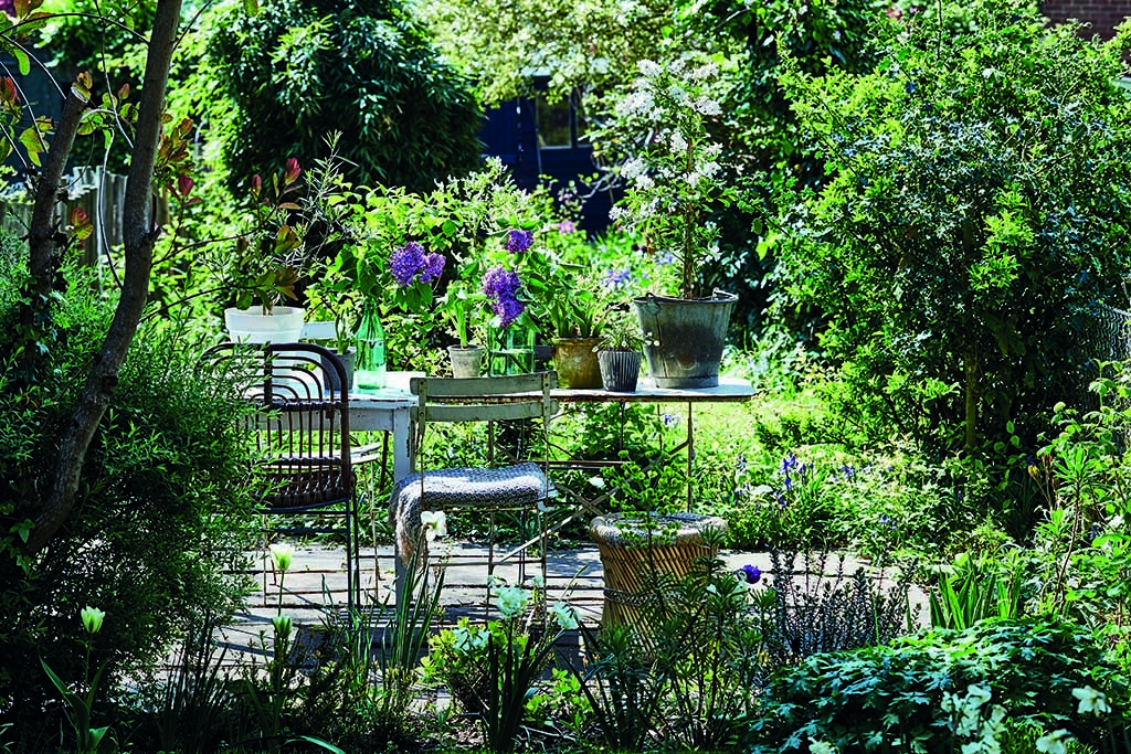 Style your garden table for spring gatherings
