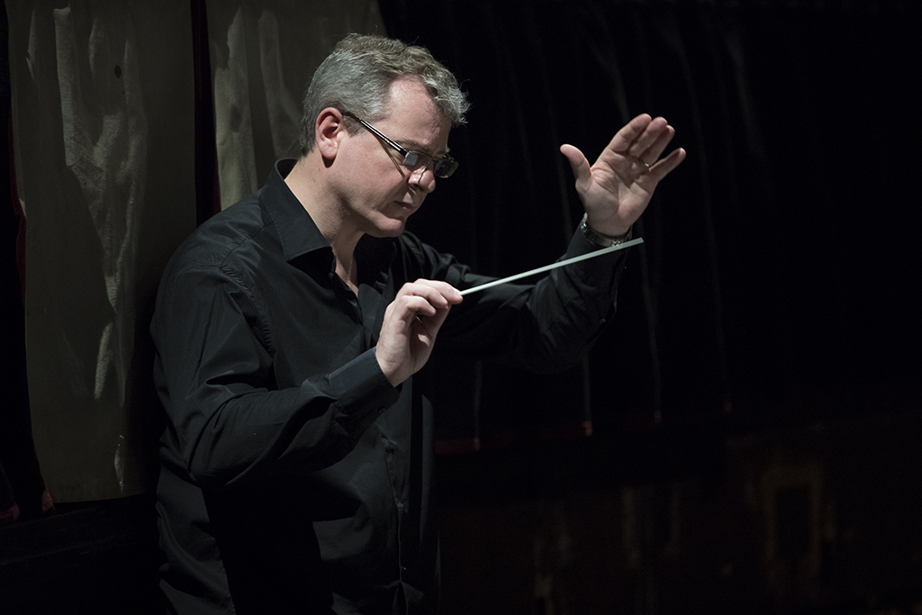 Stuart Stratford conducting the Orchestra of Scottish Opera