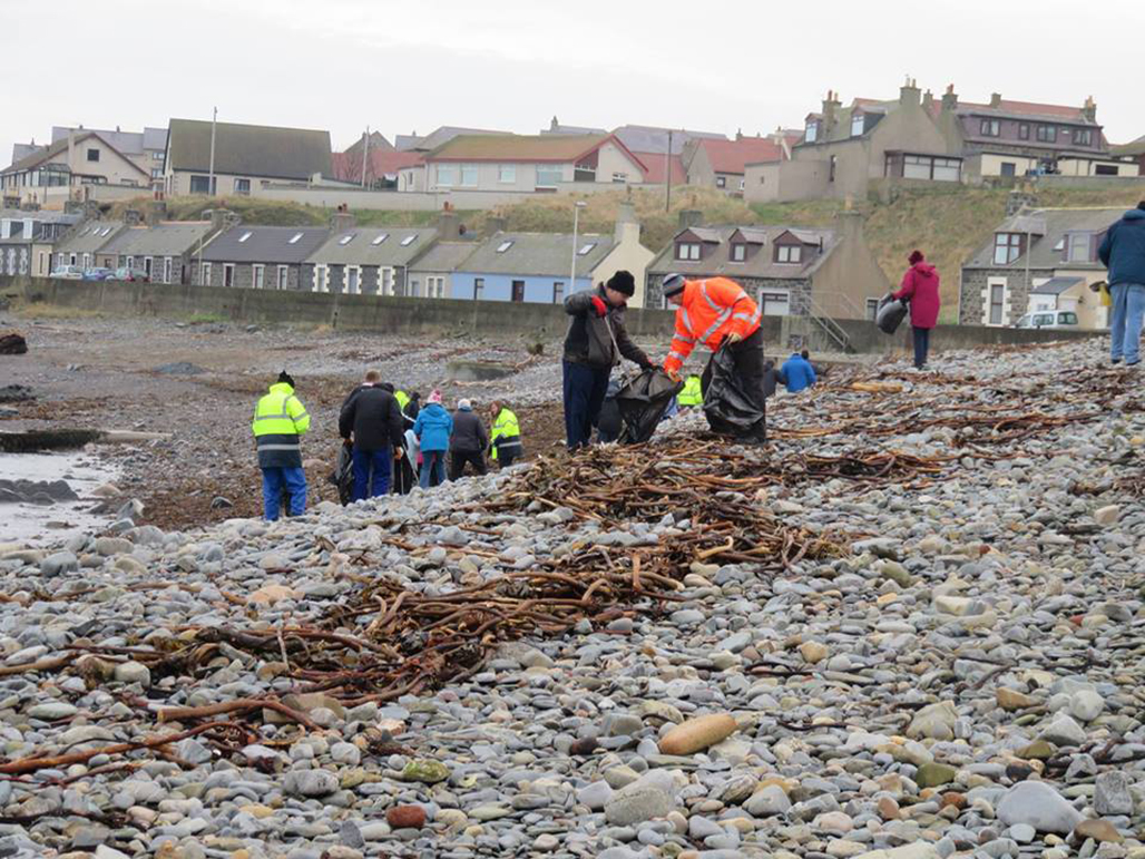 A beach clean with Macduff Marine Aquarium