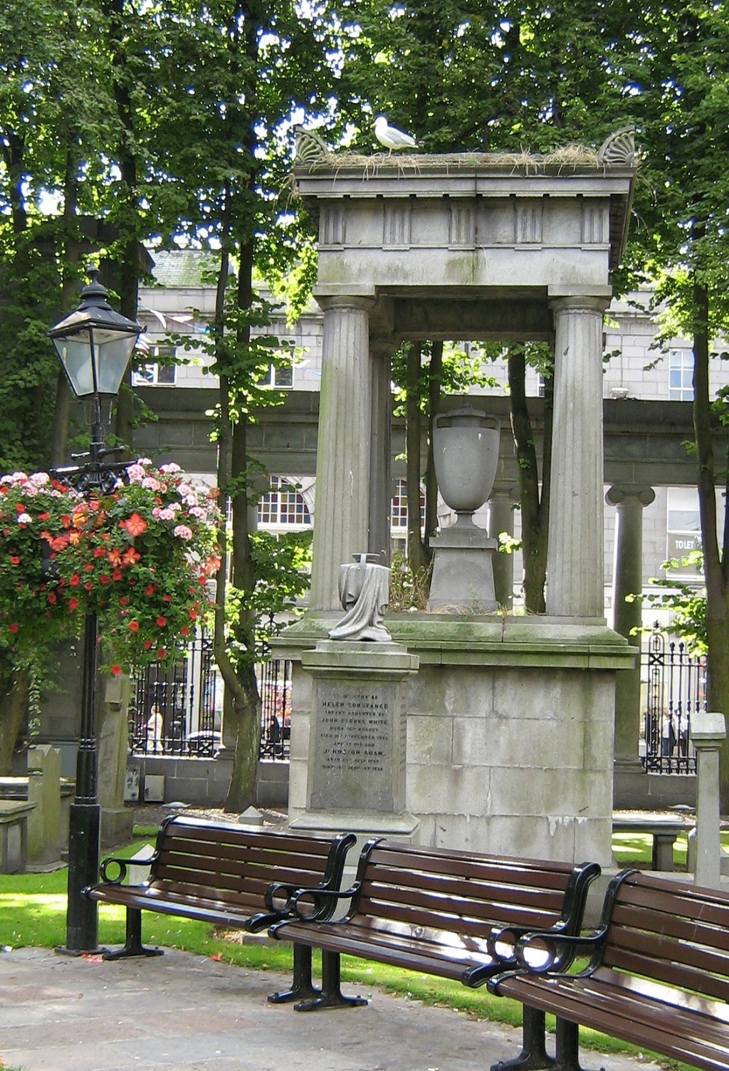 The Hamilton Monument in 2006, with its urn intact