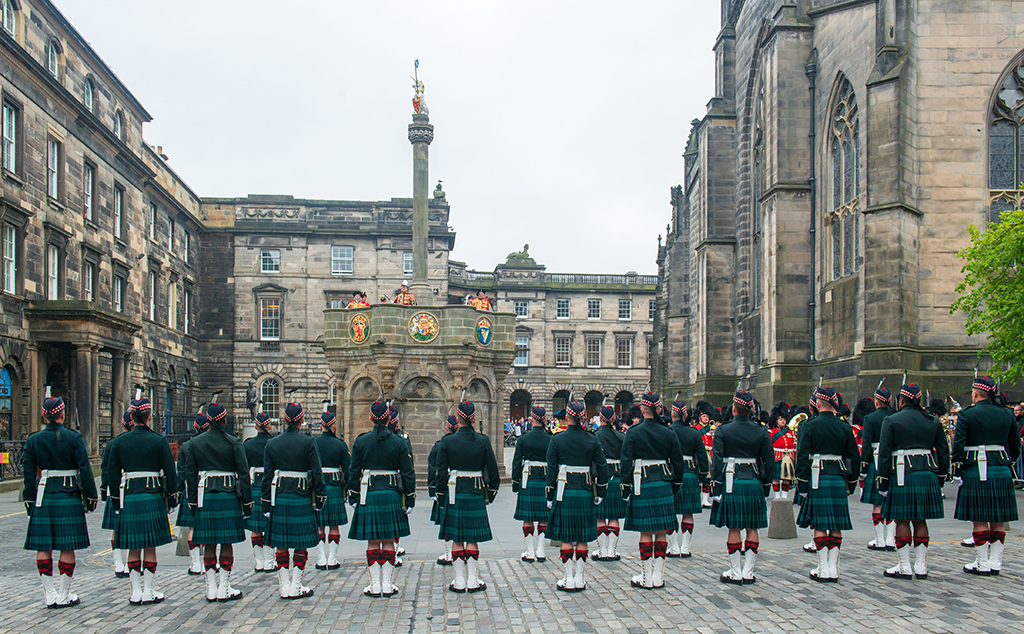 The Royal Regiment of Scotland at Edinburgh's Mercat Cross (Photo: Ian Georgeson)
