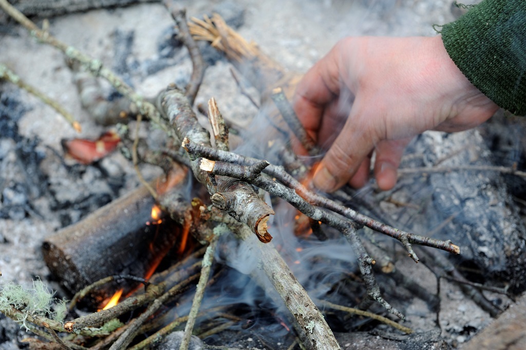 Putting dry twigs on an open fire can be dangerous in this dry weather (Photo: Lorne Gill/SNH)