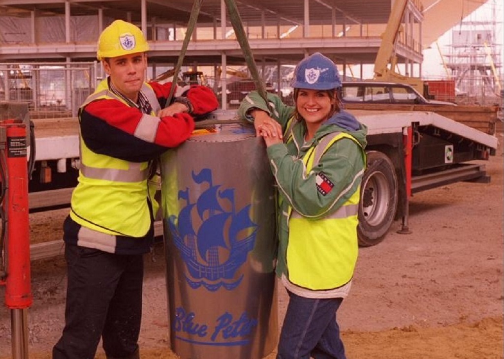 Katy Hill and Richard Bacon burying the Blue Peter time capsule in 1998