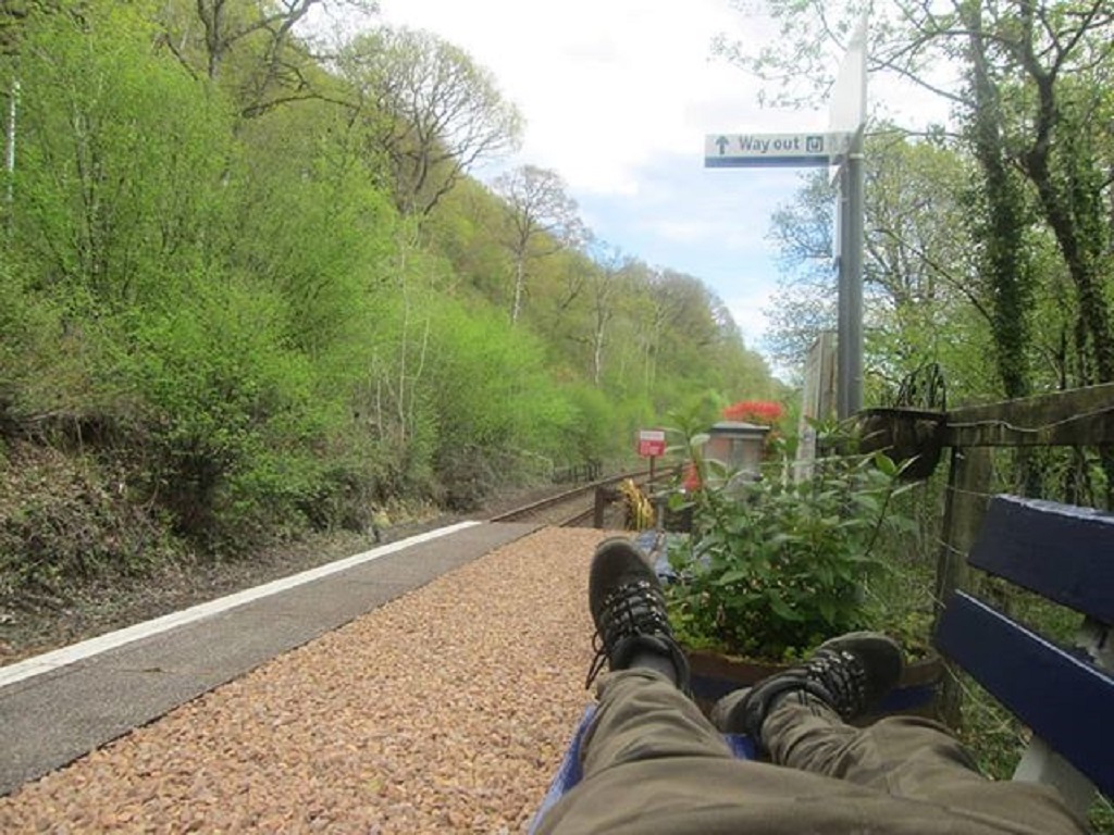 A relaxing picture of waiting for the train (Photo: yoshikaleb/ Instagram)