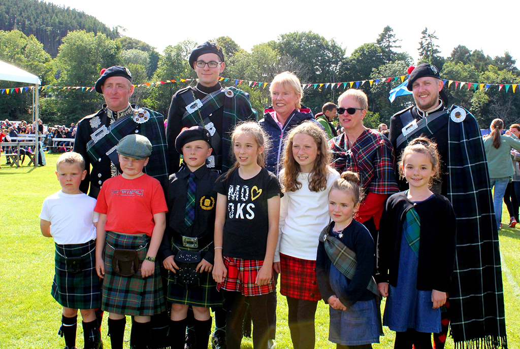 Elaine Wyllie, The Daily Mile founder, (back centre) and Jennifer Stewart, secretary and chief executive of the Lonach Highland and Friendly Society (back 2nd from right) with Lonach Highlanders and The Daily Lonach Mile participants