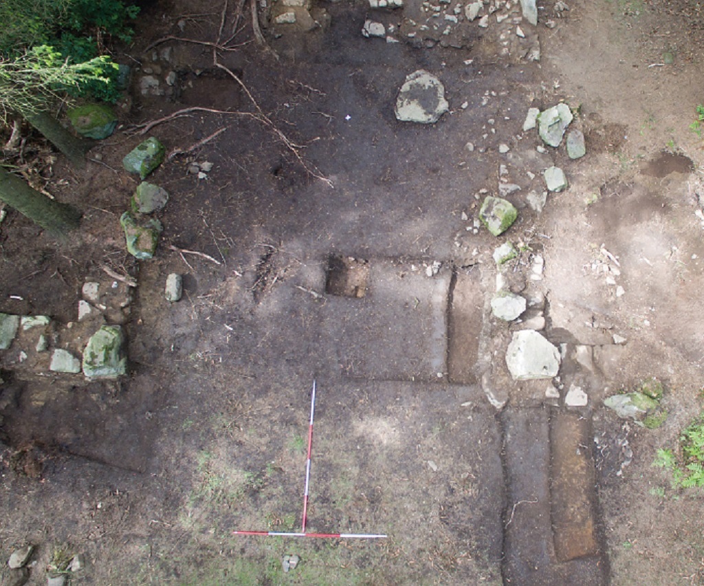 With patience and expertise the foundations of a T-shaped house became clear during the archaeological work