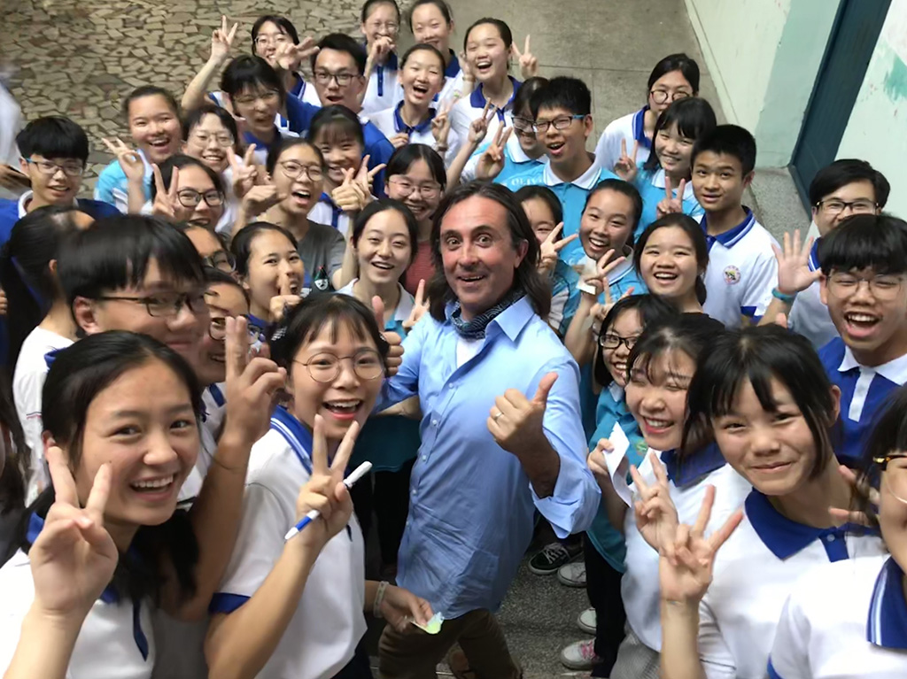 Neil Oliver meets Scottish teaching student Victoria Groom and her students in Jiangxi (Photo: Niall Preston)