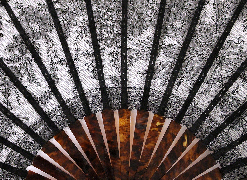 A lace fan