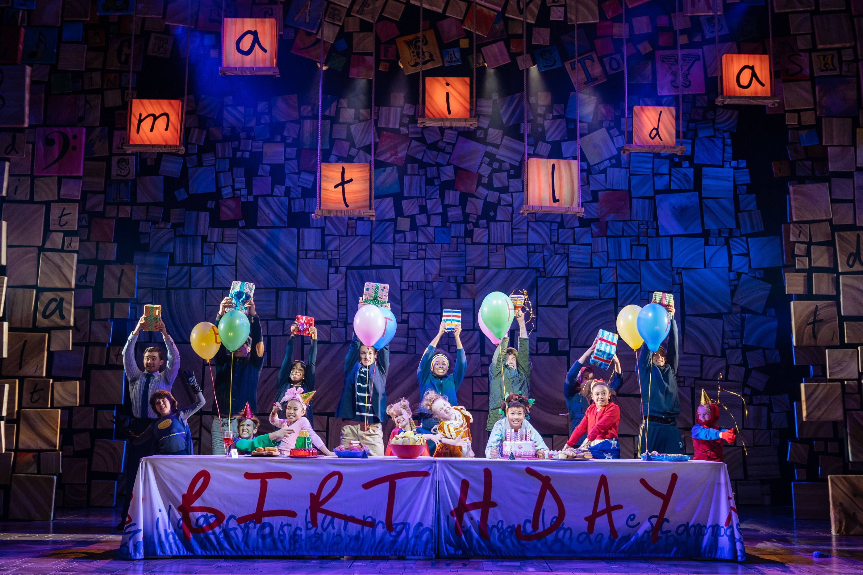 2-RSC-Matilda-The-Musical-UK-Ireland-Tour.-The-Company.-Photo-Manuel-Harlan