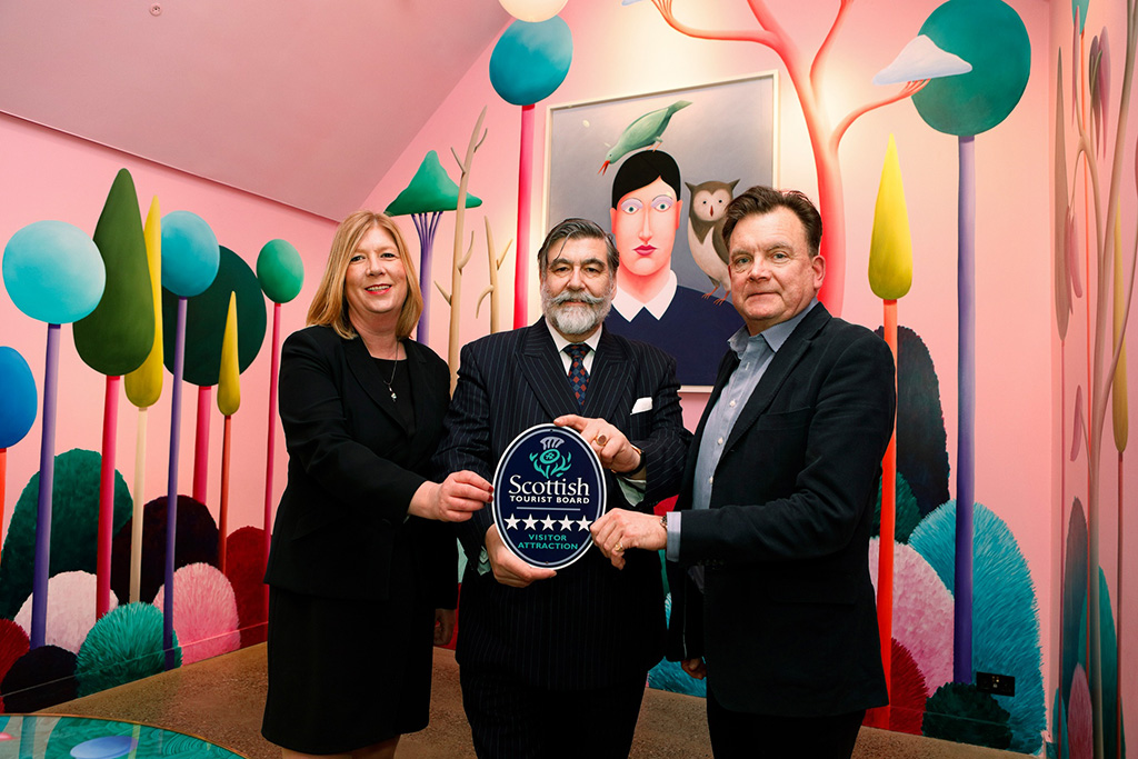 Pauline Cairns, Head of Operations and Robert Wilson, Co-Founder of Jupiter Artland at Jupiter Artland are presented with the VisitScotland 5-star plaque by VisitScotland chairman Lord John Thurso in Café Party (Photo: VisitScotland_