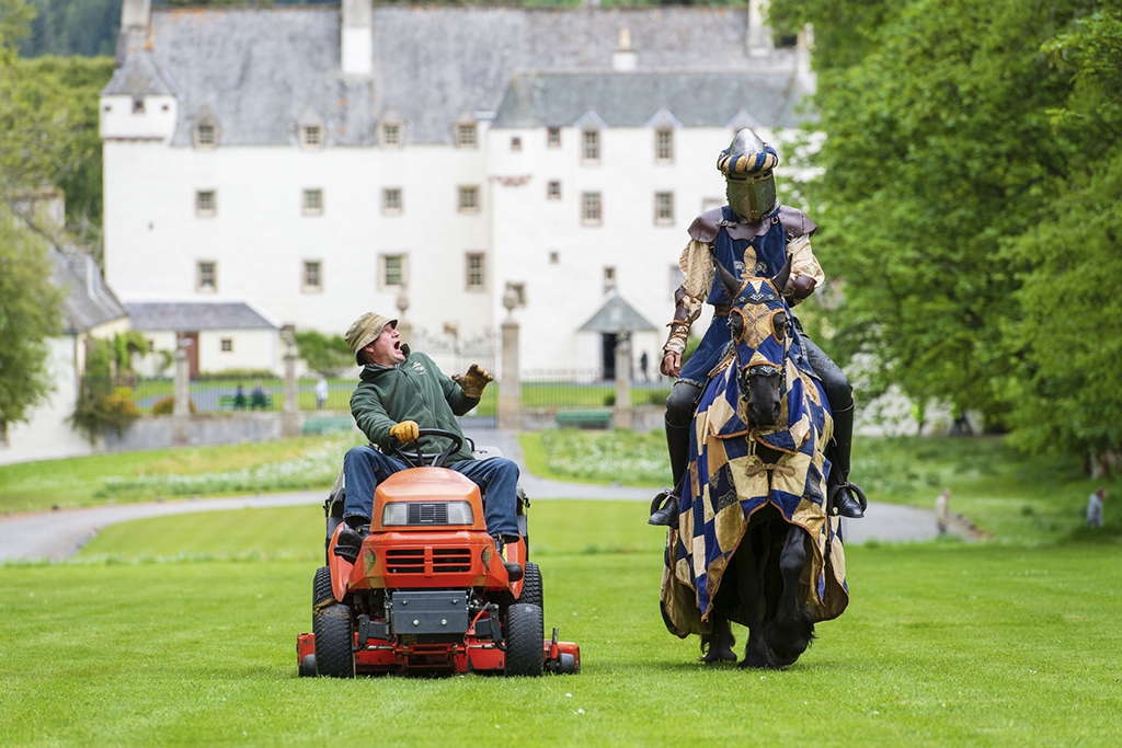 Traquair Groundsman Jamie Blair and (Richard Keeling) Sir Anton le grand of the Les Amis stunt team. 