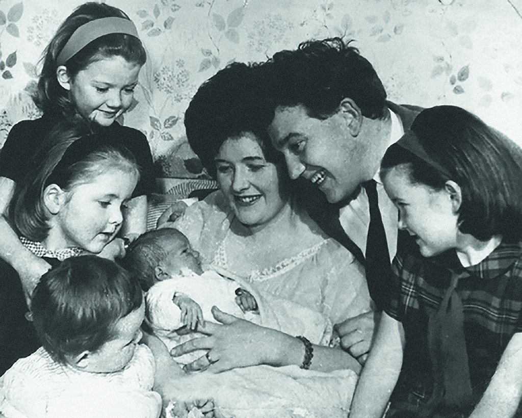 Fiona’s Kennedy's parents, Calum Kennedy and Anne Gillies, with their five children (Photo: Fiona Kennedy)