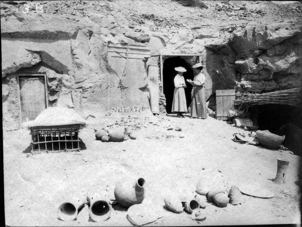 Annie Pirie Quibell (right) and sister-in-law Kate at El Kab (Photo:  Griffith Institute, University of Oxford)