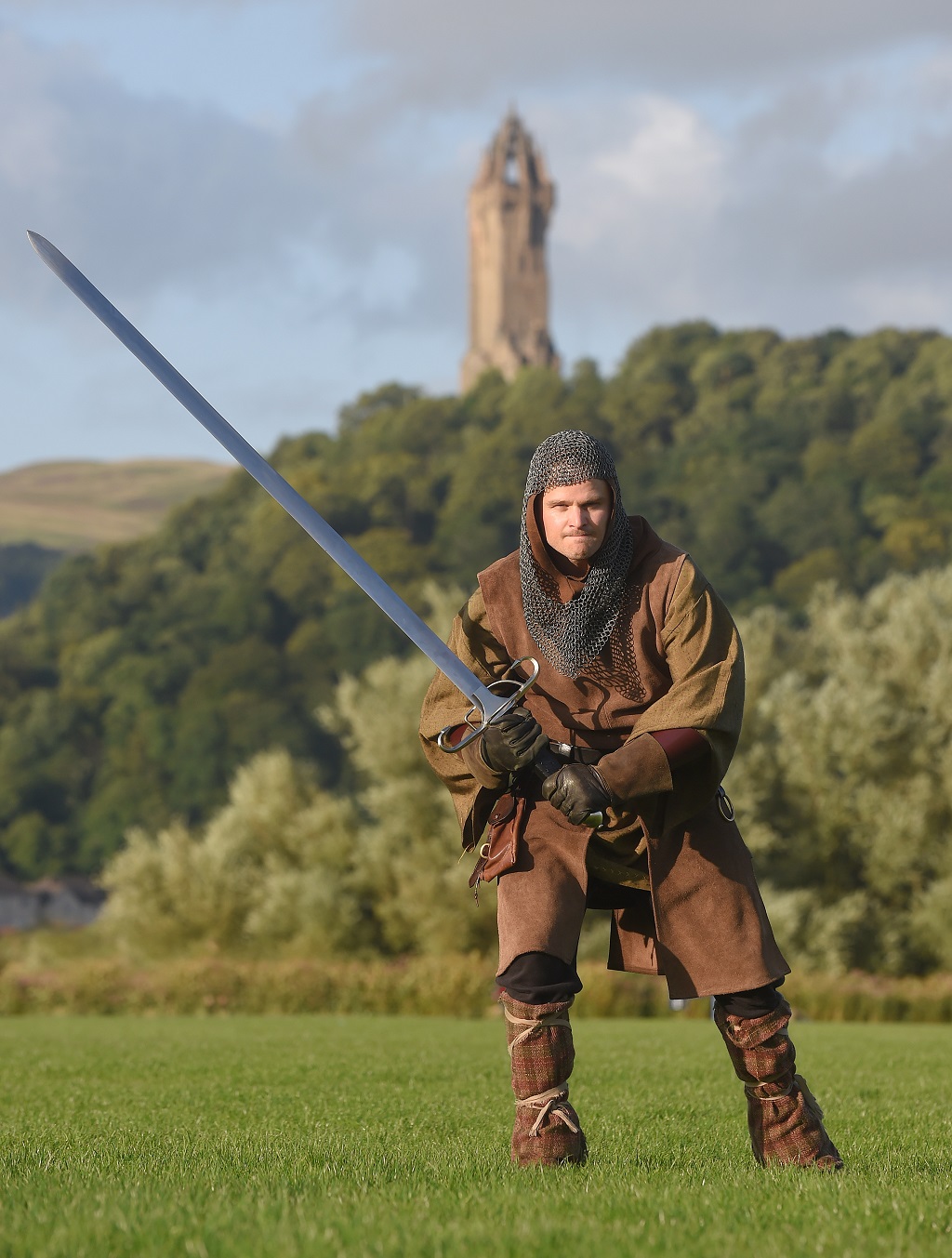 Actor Gilchrist Muir poses as Sir William Wallace, in front of The National Wallace Monument. (Photo: Whyler Photos of Stirling)
www.whylerphotos.com - 01786 474340