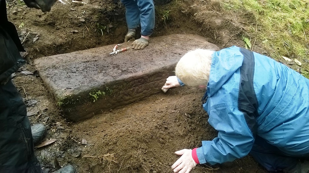 Cleaning the stone (Photo: NOSAS)