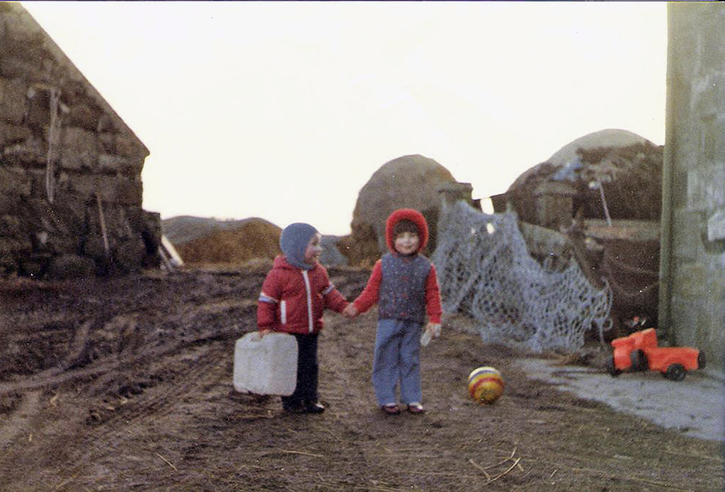 Julie  Fowlis and her sister
outside her grandmother’s
house (Photo: Julie Fowlis)