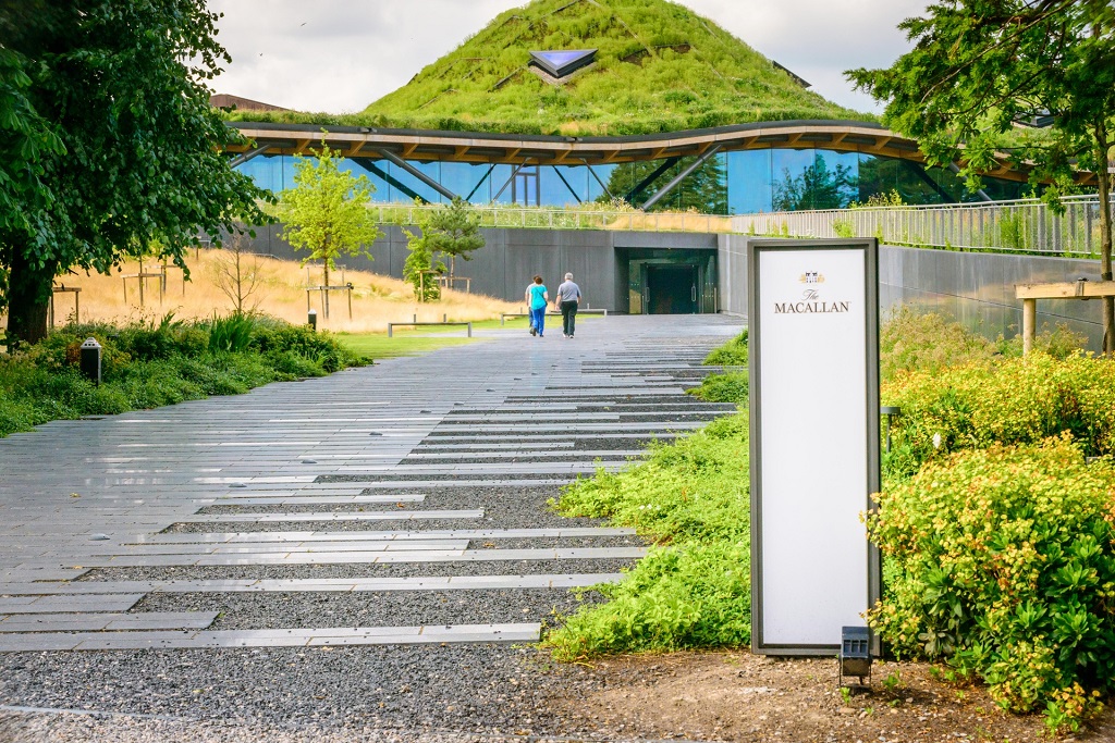 The Macallan distillery and visitor centre is cut into the slope of the landscape, the distillery takes its cues from ancient Scottish earthworks