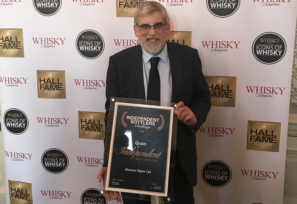 Fergus Simpson of Duncan Taylor Scotch Whisky receiving the award