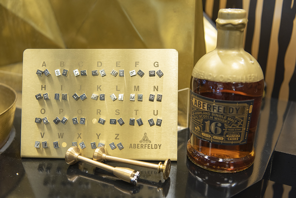 The golden wax with their initials service only limited in Aberfeldy flagship store at Taoyuan Airport.