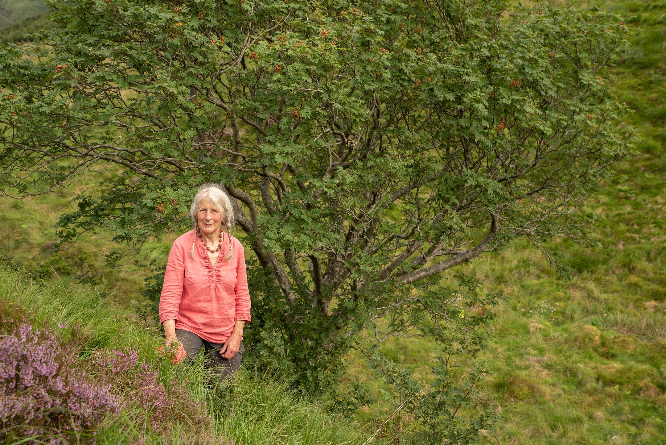 Fi Martynoga with the Survivor Tree [Photo: Aiden Maccormick/scotlandbigpicture.com]