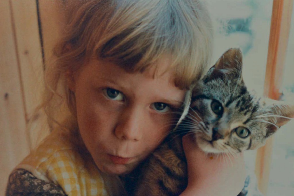Phamie Gow aged five with the family cat Rousseau. [Photo: Phamie Gow]