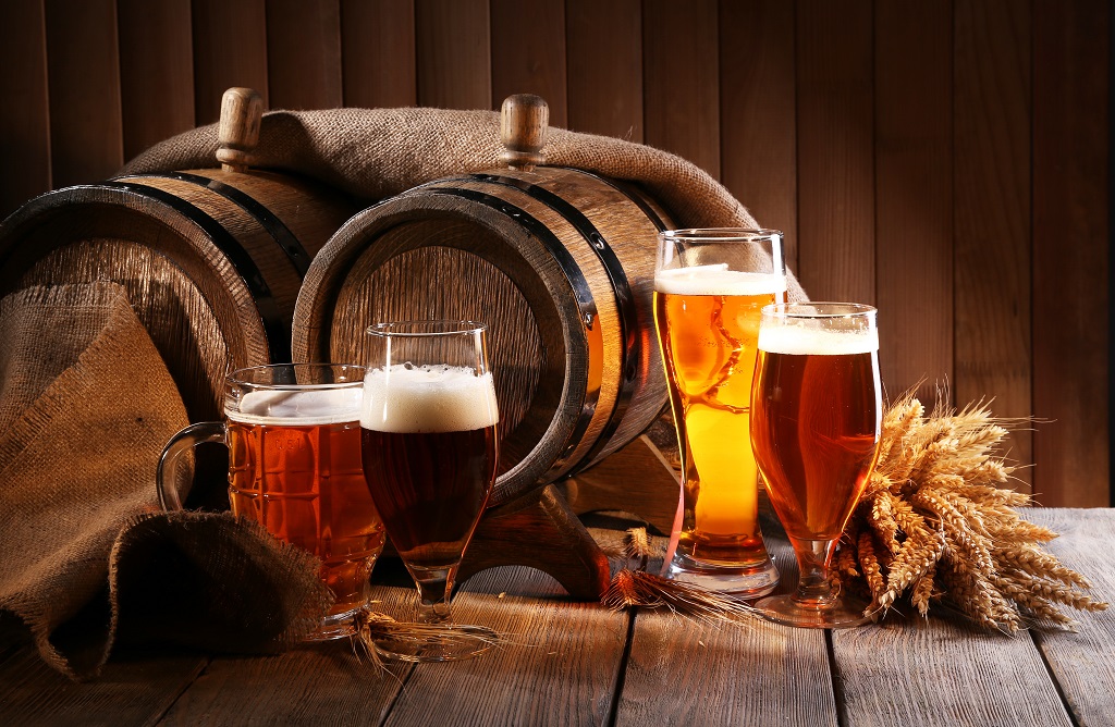 Beer,Barrel,With,Beer,Glasses,On,Table,On,Wooden,Background