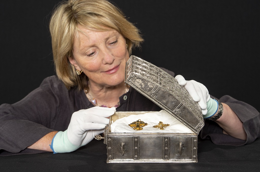 Dr Anna Groundwater, curator of the display,  admires a replica of a casket associated with Mary, Queen of Scots, which also featured in Sir Walter Scott’s work.




 Neil Hanna Photography
www.neilhannaphotography.co.uk
07702 246823
