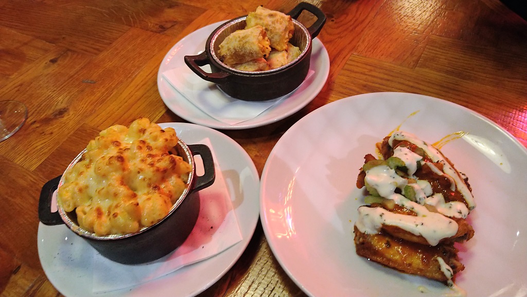 Starters of macaroni cheese, doughballs and buffalo wings