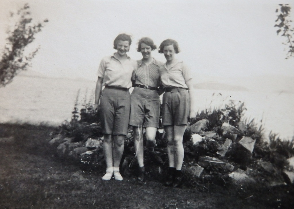 3-sisters-in-front-of-an-unknown-loch-l-r-Mary-Jean-Ella-zd9shheu