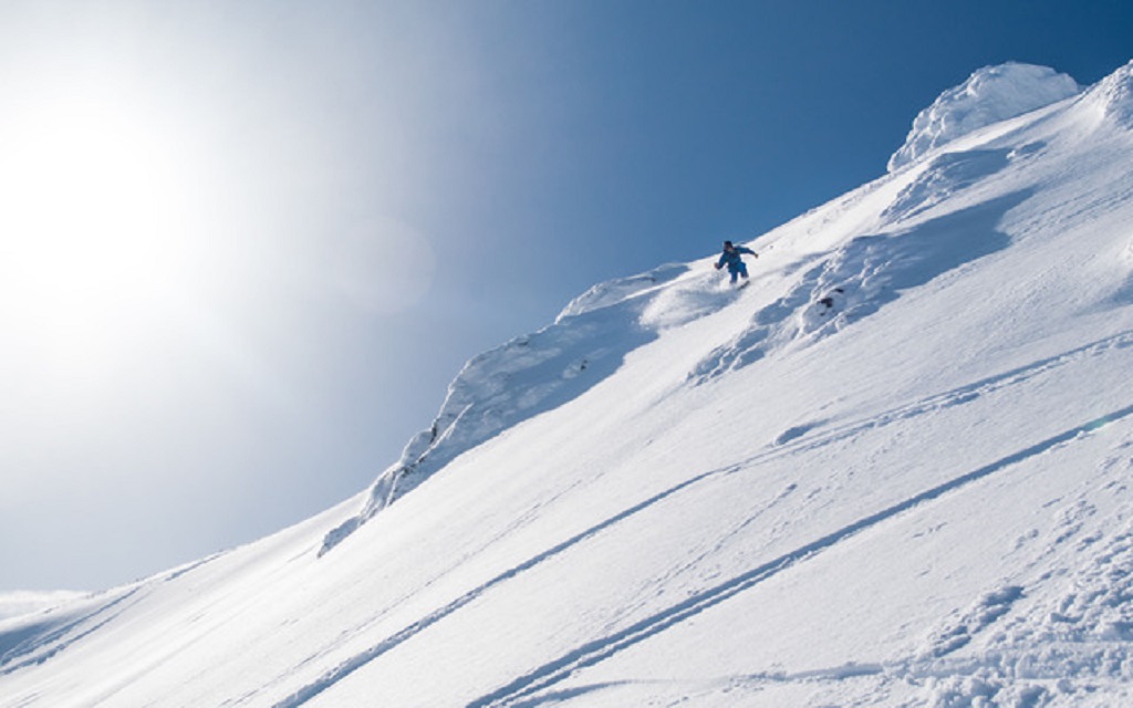 A skier coming down Balleys Gully at Glencoe Mountain Resort.