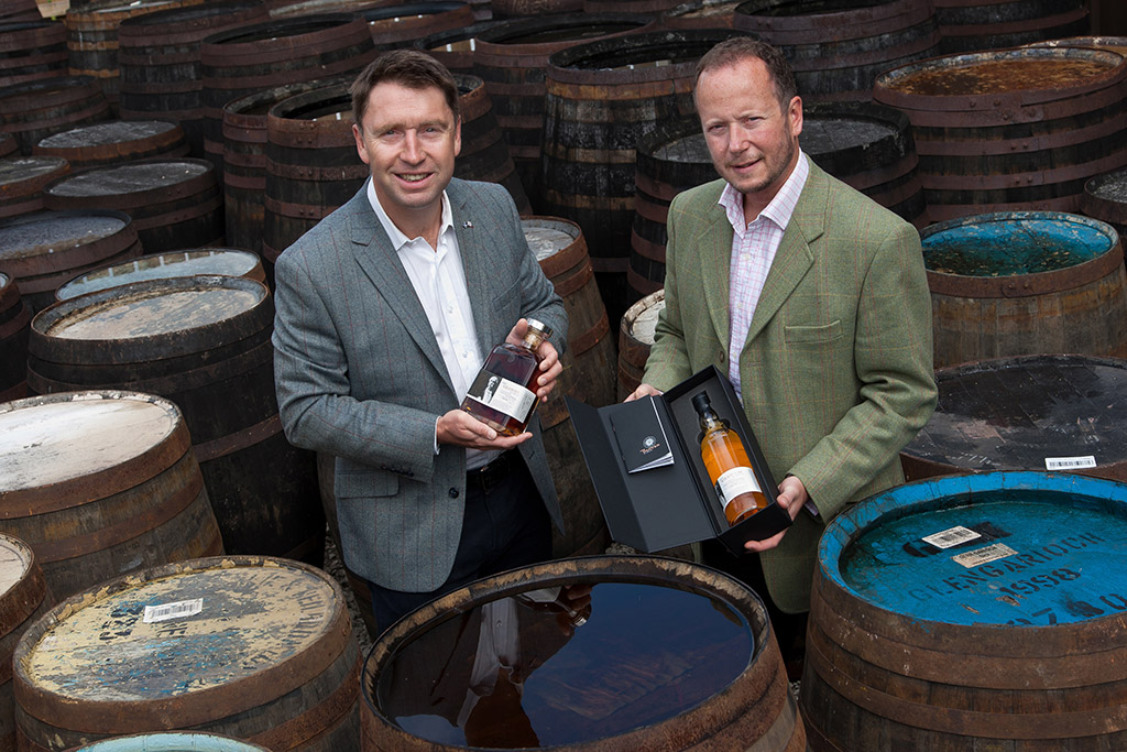 David Moore, Clansman and Director, The Craft Beer Clan of Scotland and Alex Bruce, Managing Director, Adelphi Distillery Ltd. 29 July 2016. Charlestown. Credit: Photo by Tina Norris. Copyright photograph by Tina Norris. Not to be archived and reproduced without prior permission and payment. Contact Tina on 07775 593 830 info@tinanorris.co.uk  
www.tinanorris.co.uk