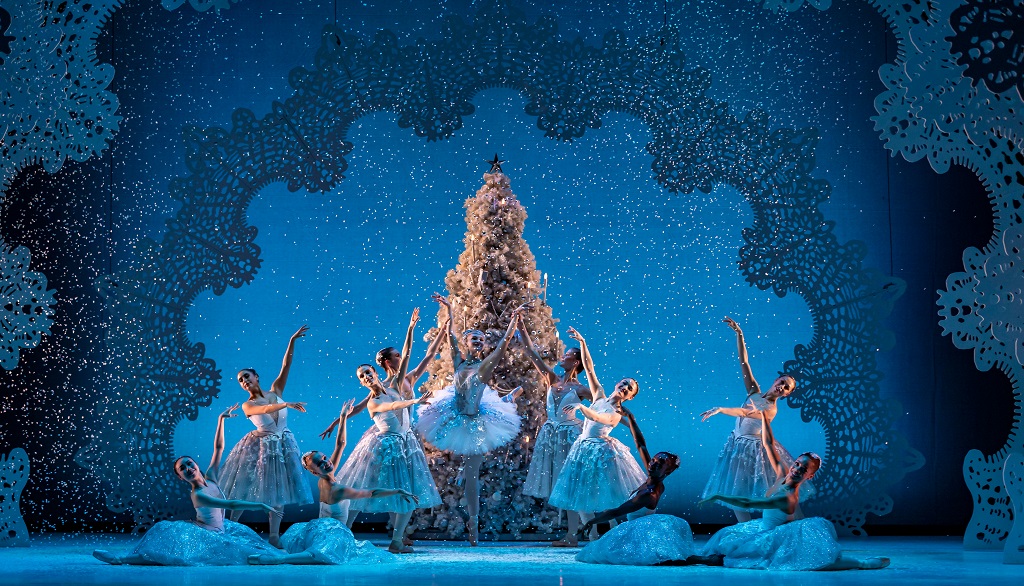 Centre-Grace-Horler-as-The-Snow-Queen-in-Peter-Darrells-The-Nutcracker.-Credit-Andy-Ross-3ilxttszv