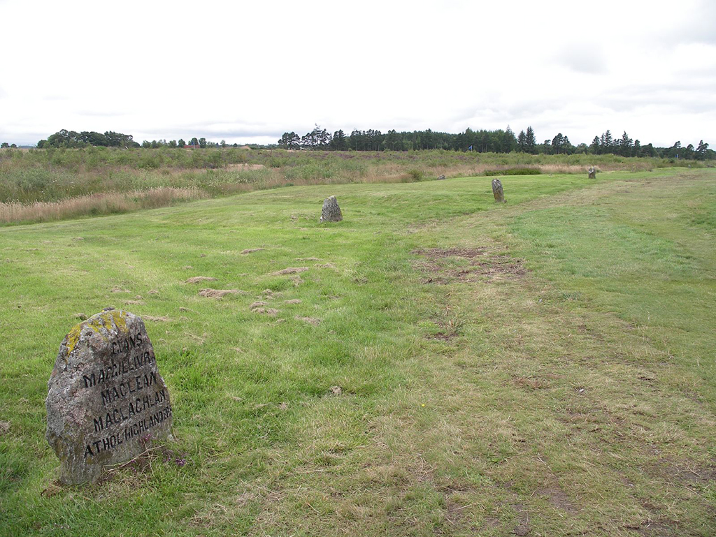 Culloden_grave_road_and_three_graves