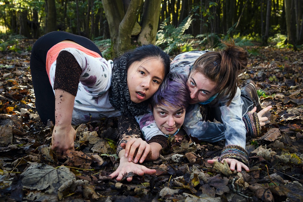 **Pics free to use**
Edinburgh
-
based choreographer and performer Thomas Goetz develops a new piece of work with
dancers Zinnia Oberski (blue scarf), Kristin Weichen Wong (long black hair) and Andrada
Dragoescu (short hair) as part of Space, Nature, Nurture residency
established by Dance Base and
Jupiter Artland which offers dance and movement artists a unique opportunity to immerse
themselves in and work in the surroundings of Jupiter Artland.
Credit Ian Georgeson