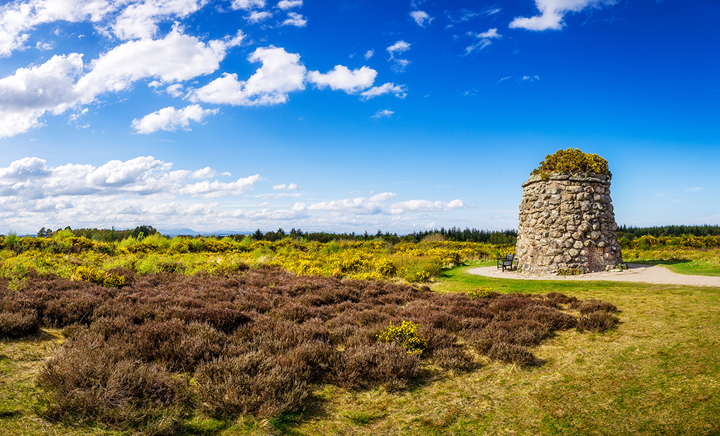Memorial-Cairn-at-the-battlefield-of-Culloden-near-Inverness