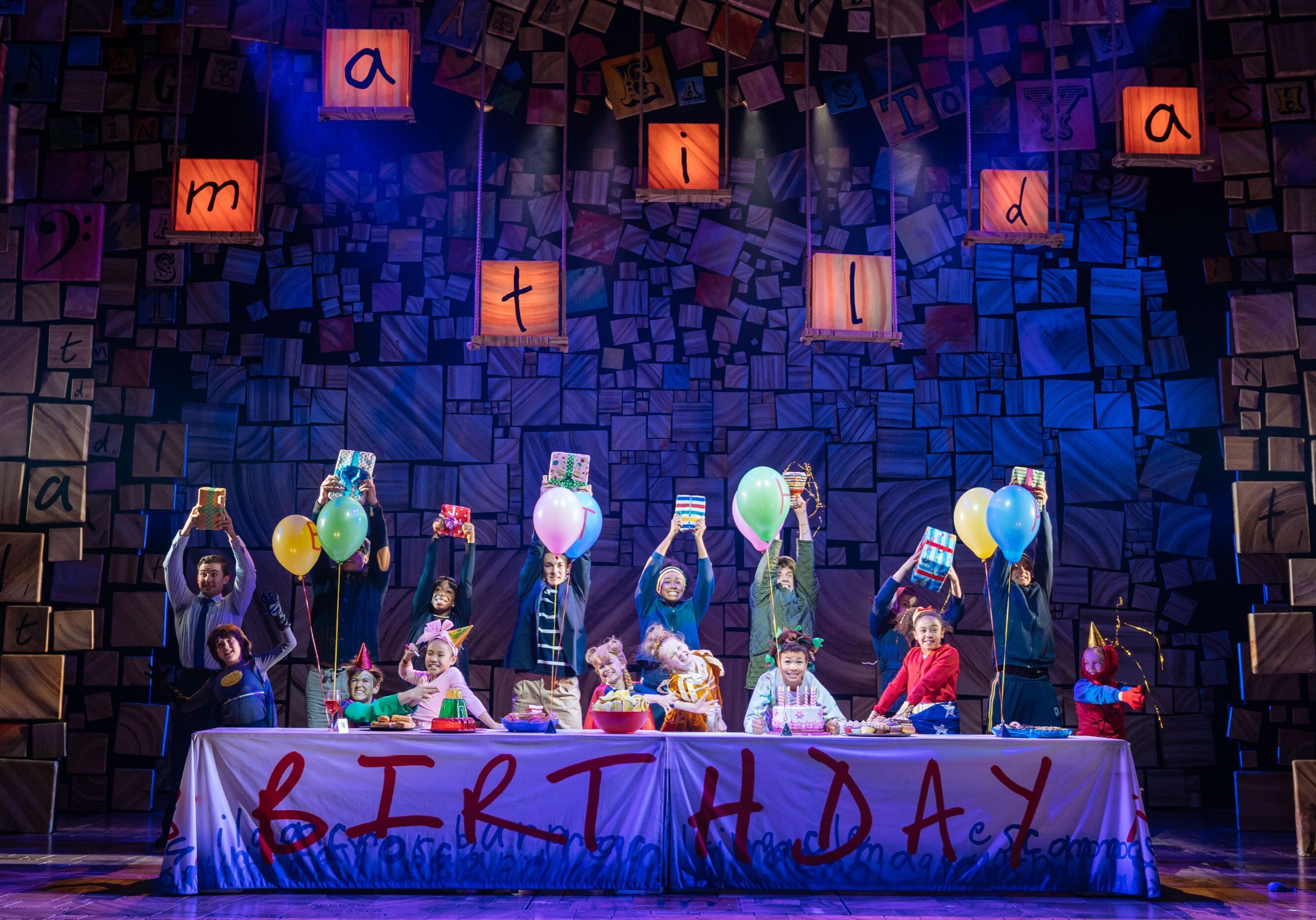 2-RSC-Matilda-The-Musical-UK-Ireland-Tour.-The-Company.-Photo-Manuel-Harlan