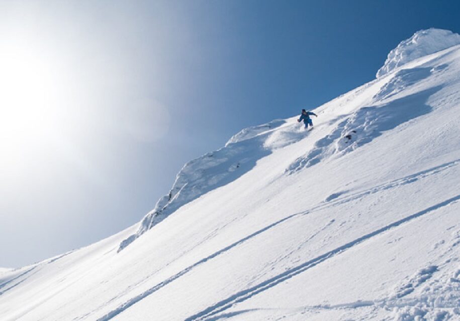 A skier coming down Balleys Gully at Glencoe Mountain Resort.