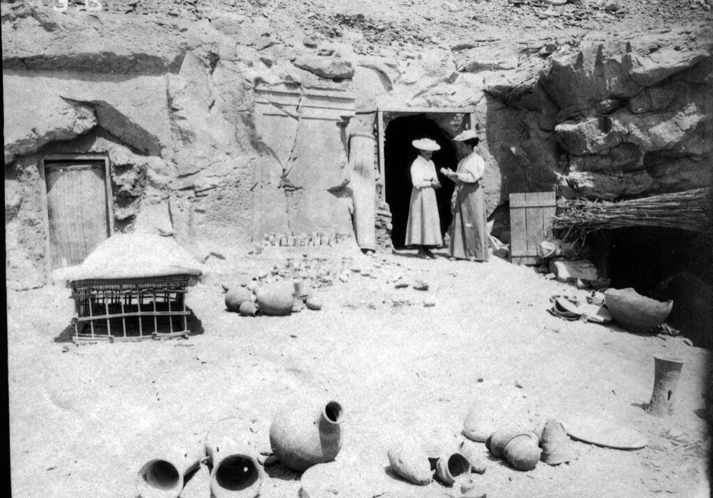 Annie Pirie Quibell (right) and sister-in-law Kate at El Kab (Photo:  Griffith Institute, University of Oxford)