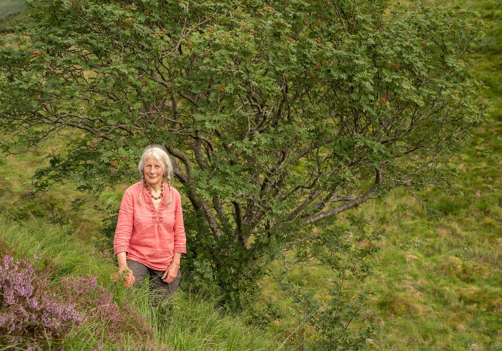 Fi Martynoga with the Survivor Tree [Photo: Aiden Maccormick/scotlandbigpicture.com]