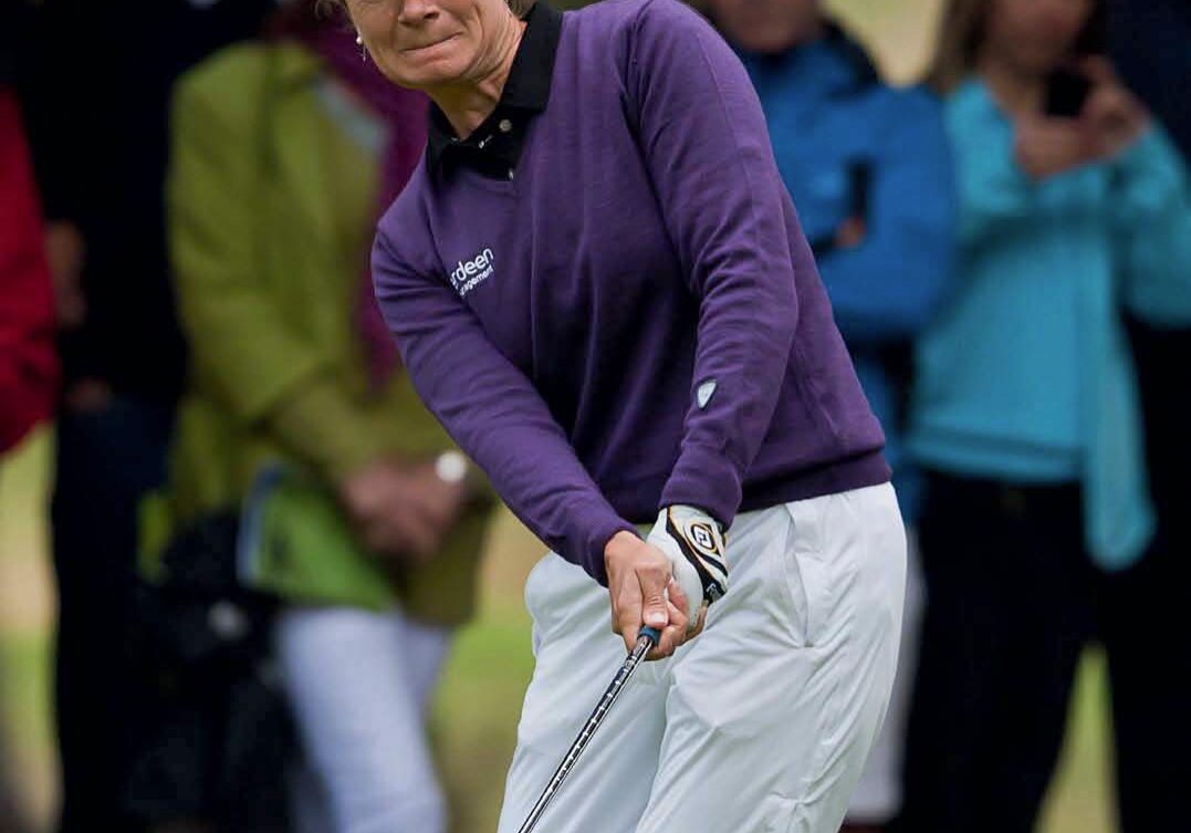 Catriona Matthew chips onto the green