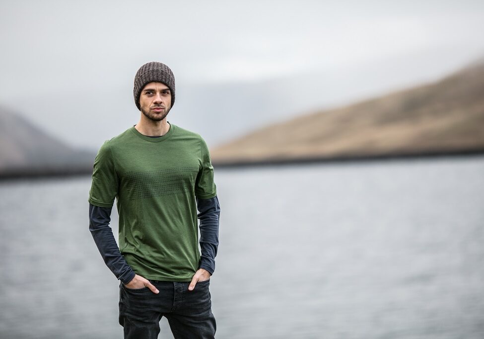 FINDRA Tweed lamsbwool beanie, bark, £35� Leithen base layer, charcoal, £90, Jura Tee, bronze green, £60