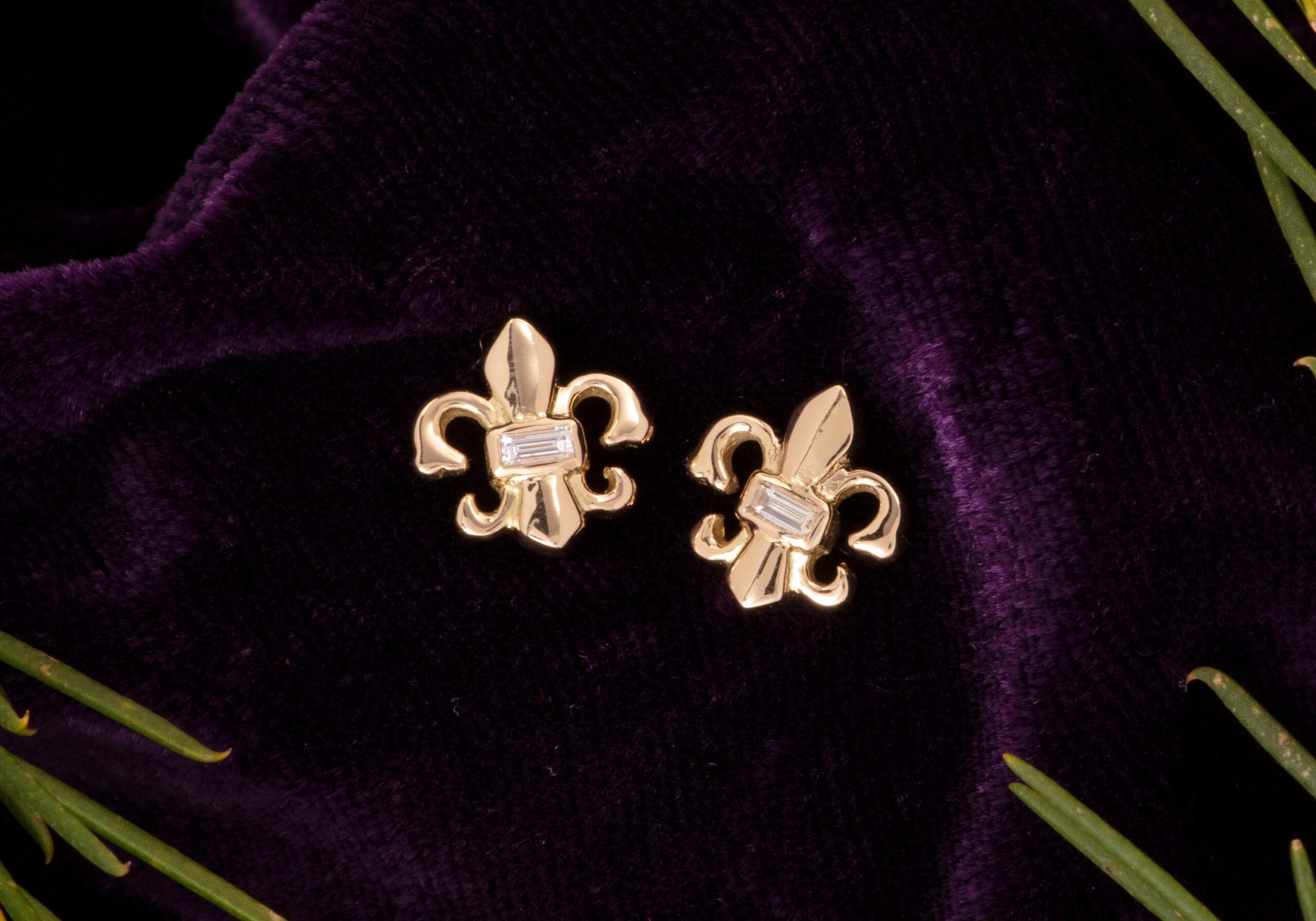 Fleur-de-Lys-Stud-Earrings-with-Diamond-bw0cw3ds-scaled