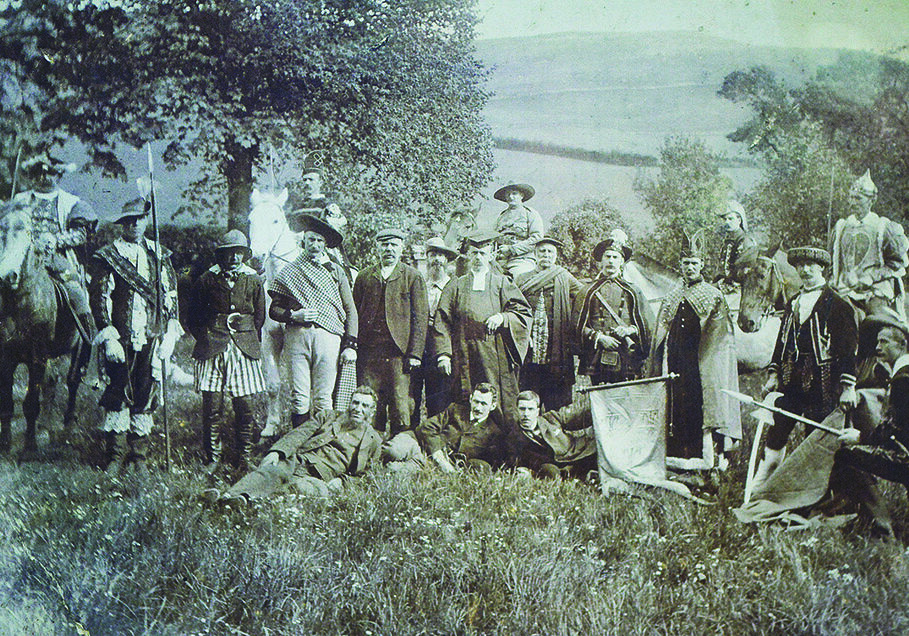 Last Gypsy to be crowned 'Gypsy King', Charles Blyth at Kirk Yetholm, Scottish Borders. Some of the artfully
dressed ‘courtiers'