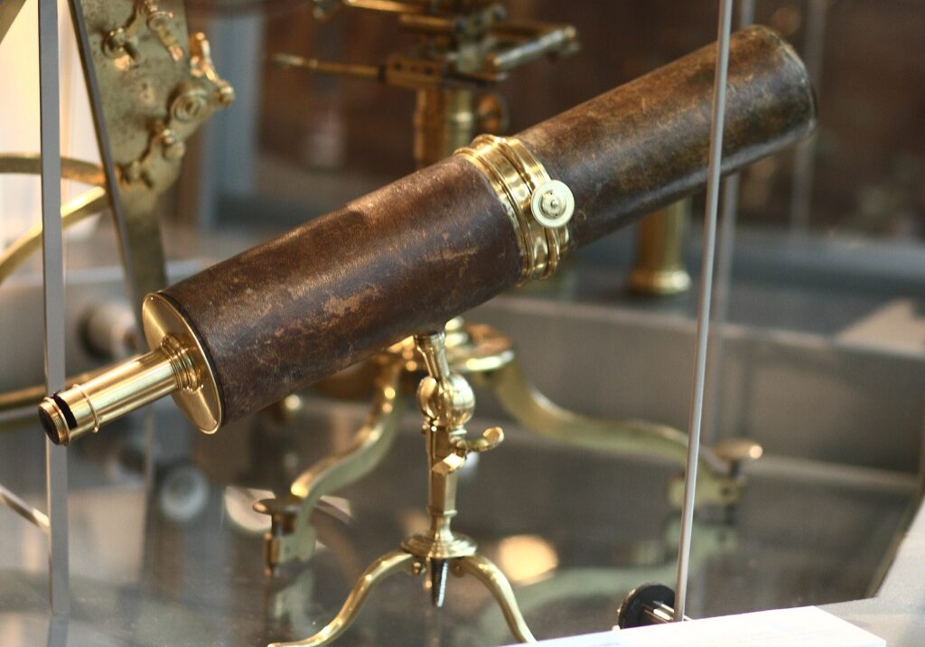 Gregorian_telescope_circa_1735_in_Putnam_Gallery_2_2009-11-24