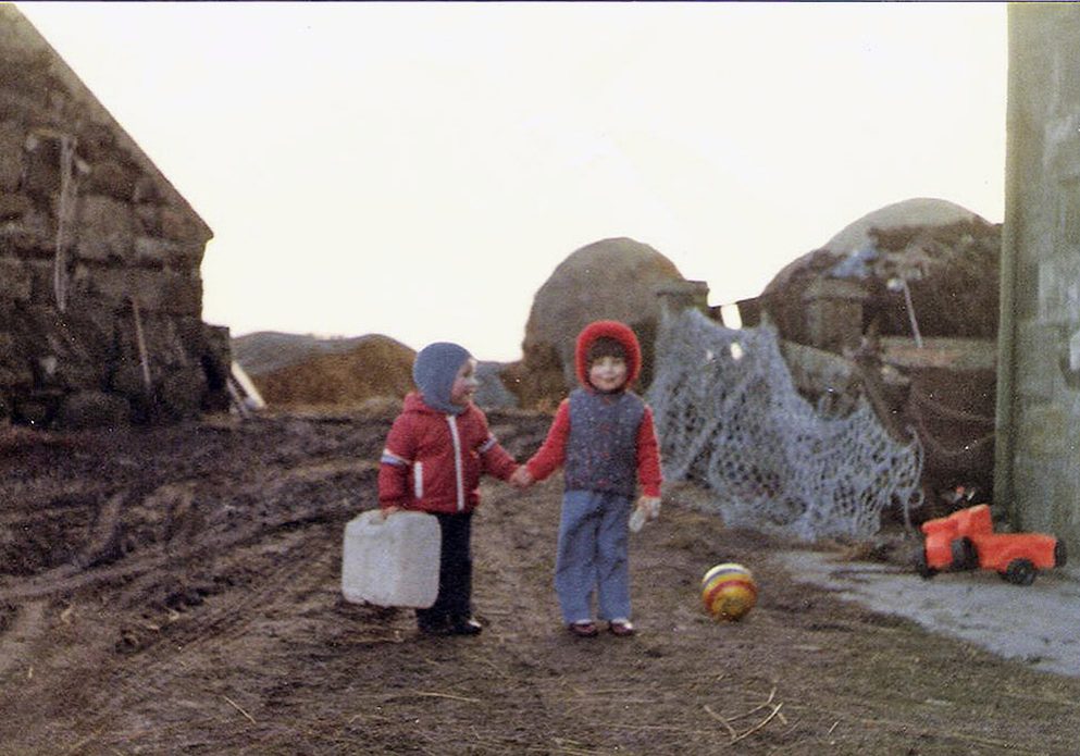 Julie  Fowlis and her sister
outside her grandmother’s
house (Photo: Julie Fowlis)