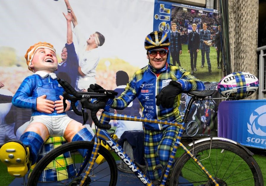 Rob Wainwright at Doddie statue, Murrayfield. Credit: Craig Watson