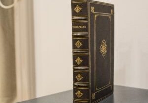 The-binding-of-the-National-Library-of-Scotlands-First-Folio-21nha780o-300x256