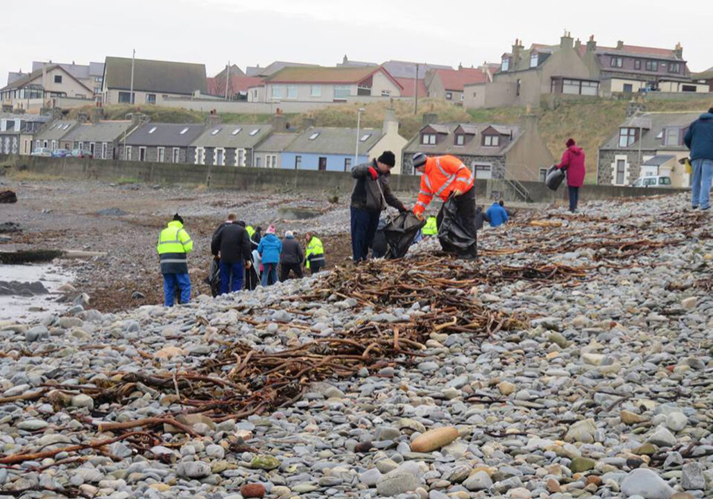 A beach clean with Macduff Marine Aquarium